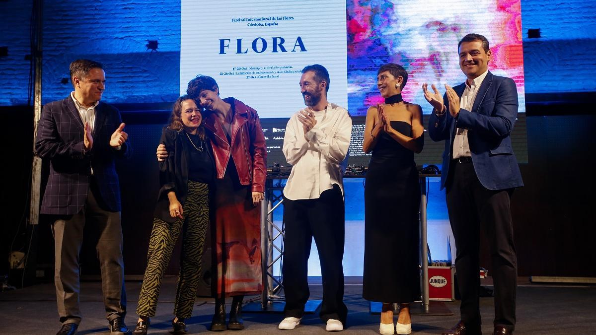 Abrazadas, Sara Uriarte y Kokon, junto a Juan Ceña, Emilio Ruiz, María van del Eynde y José María Bellido.