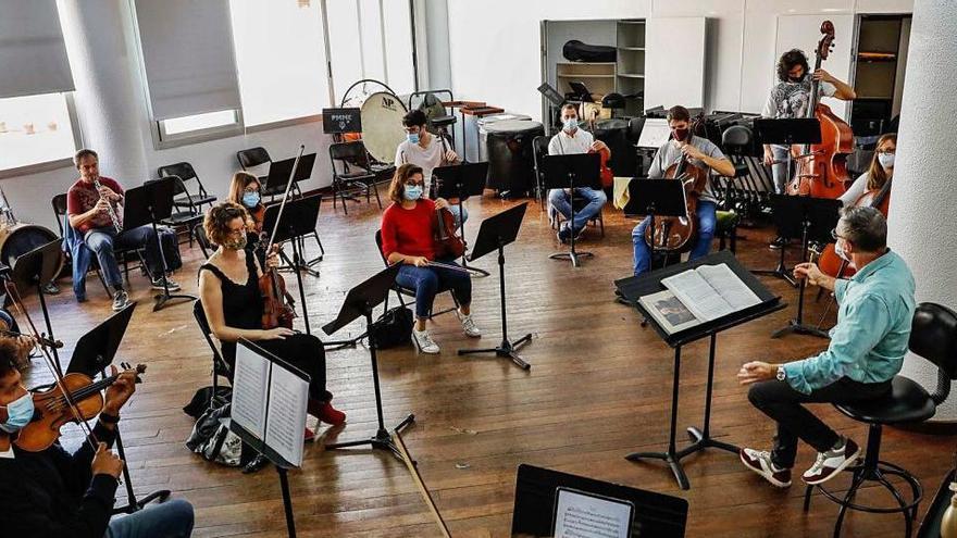 Ensayo de la Orquestra Simfònica Ciutat d&#039;Eivissa, el pasado sábado en el Patronato de Música de Vila.