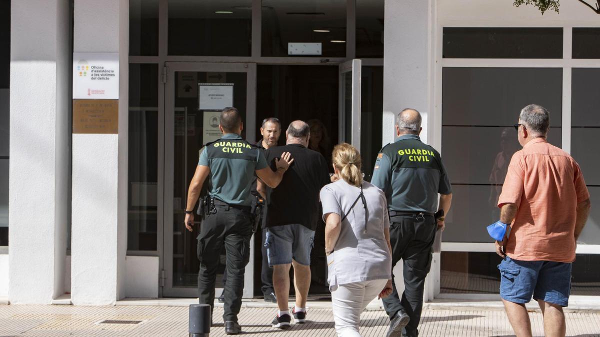 La Guardia Civil acompaña a un detenido al juzgado de violencia de género de Ontinyent, en una imagen de archivo.