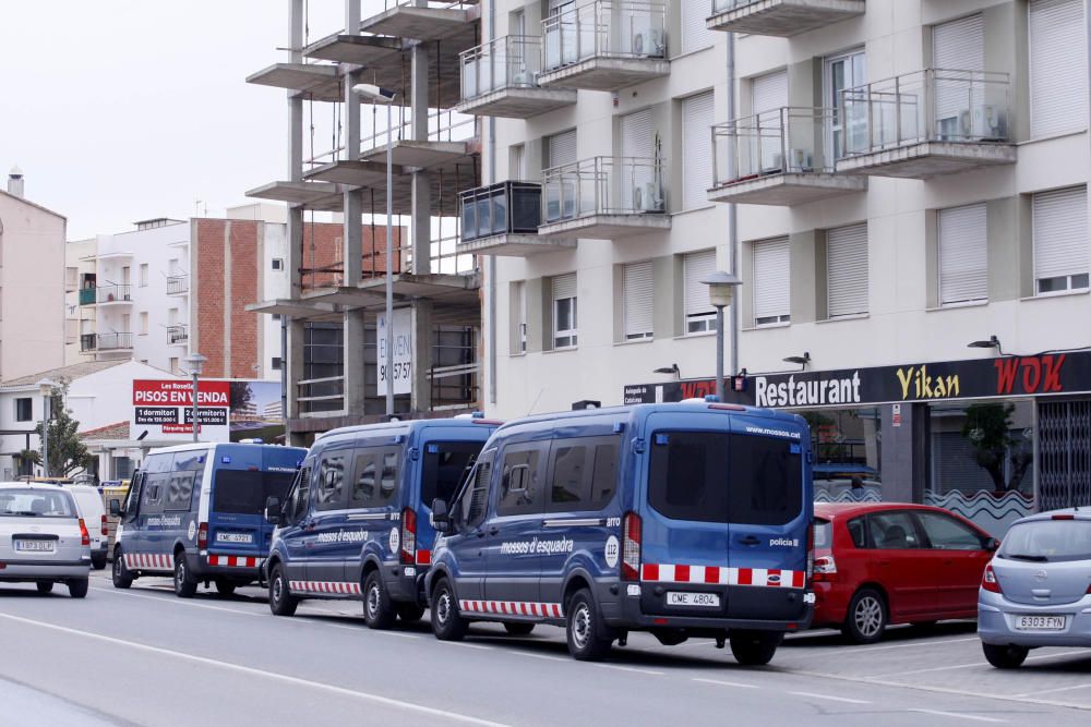 Operació policial en un bloc ocupat a Calonge