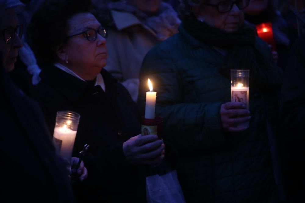 Unos 300 vecinos se concentran en la plaza de España para defender la Cruz ante su inminente retirada y con un espectacular despliegue de Guardia Civil para evitar incidentes.