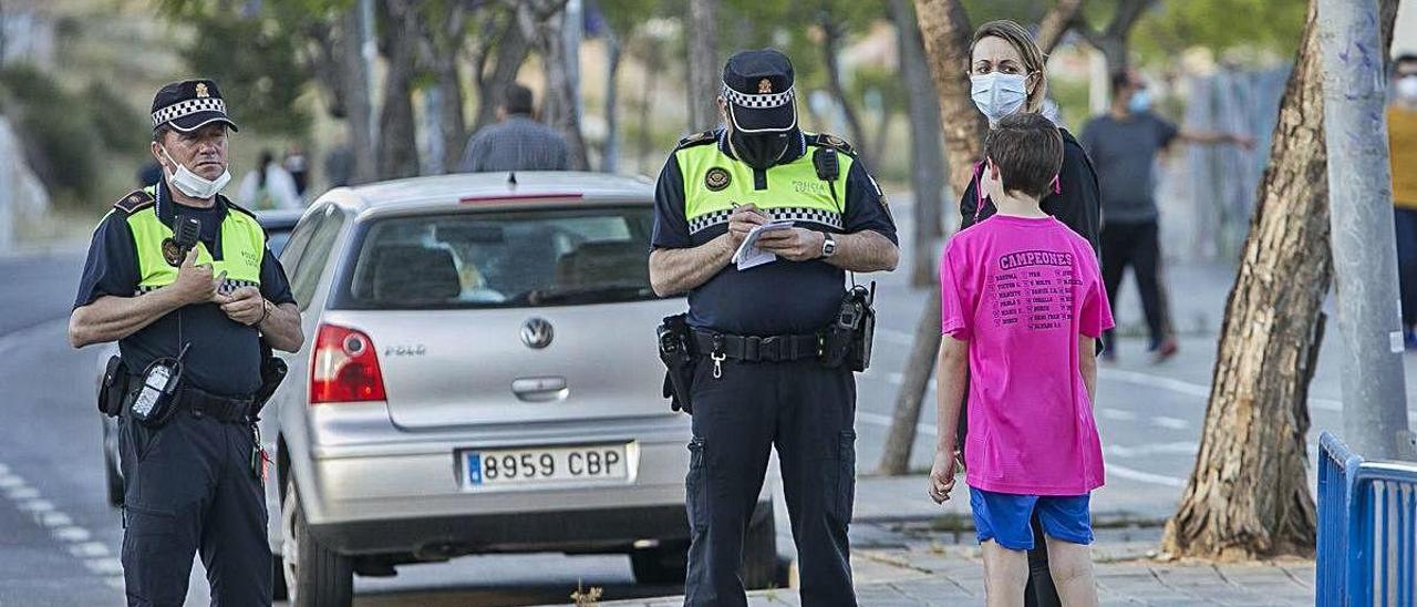 Agentes de la Policía Local de Alicante, ayer, imponiendo una sanción.