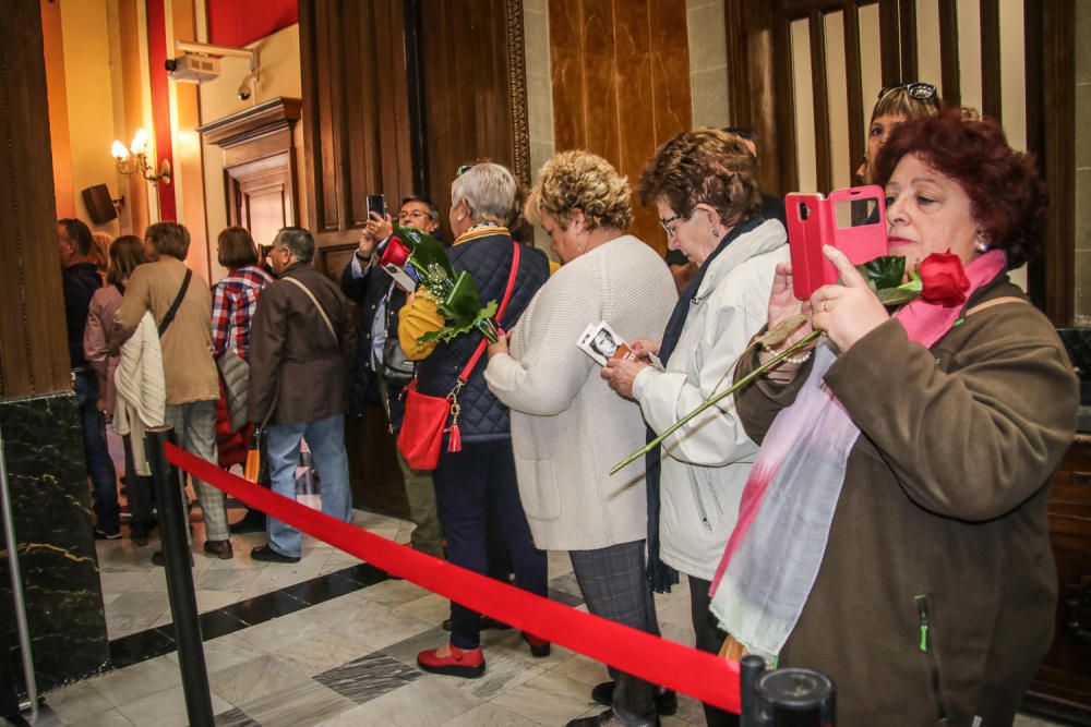 Cientos de personas pasan por delante de la urna con las cenizas del cantante para rendirle el último homenaje