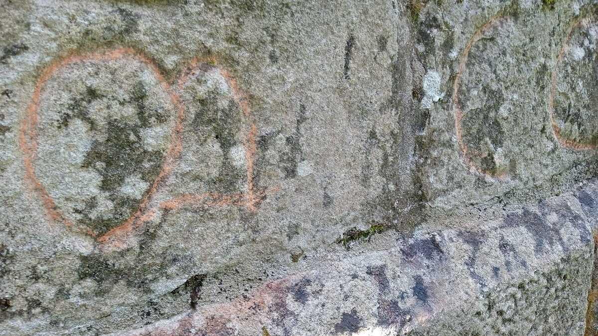 Danos na inscrición fundacional do Mosteiro de Carboeiro, en Silleda