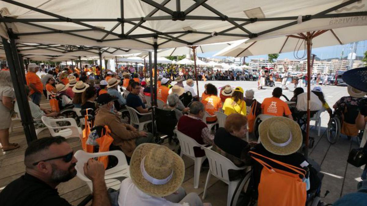 Público congregado en la plaza del Martillo, en el puerto de Ibiza.