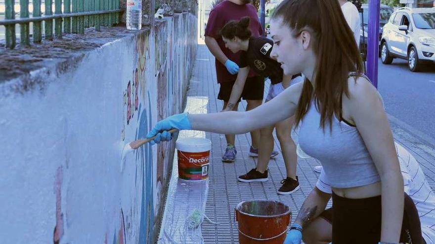 Pintores del muro de la 30ª edición del campamento urbano en el colegio Salesianos. // J. Regal