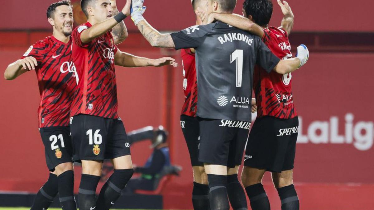 El Mallorca celebra la victoria. |  // EFE