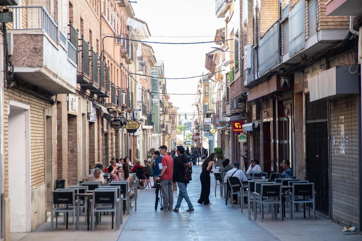 Un grupo de vecinos en la calle Mayor de Zuera en una imagen de archivo.
