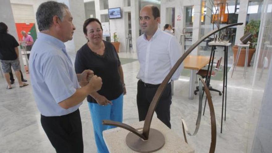 Pedro J. García Andreo, Rosario Montero y Miguel Martínez, junto a la obra Ave del paraíso.