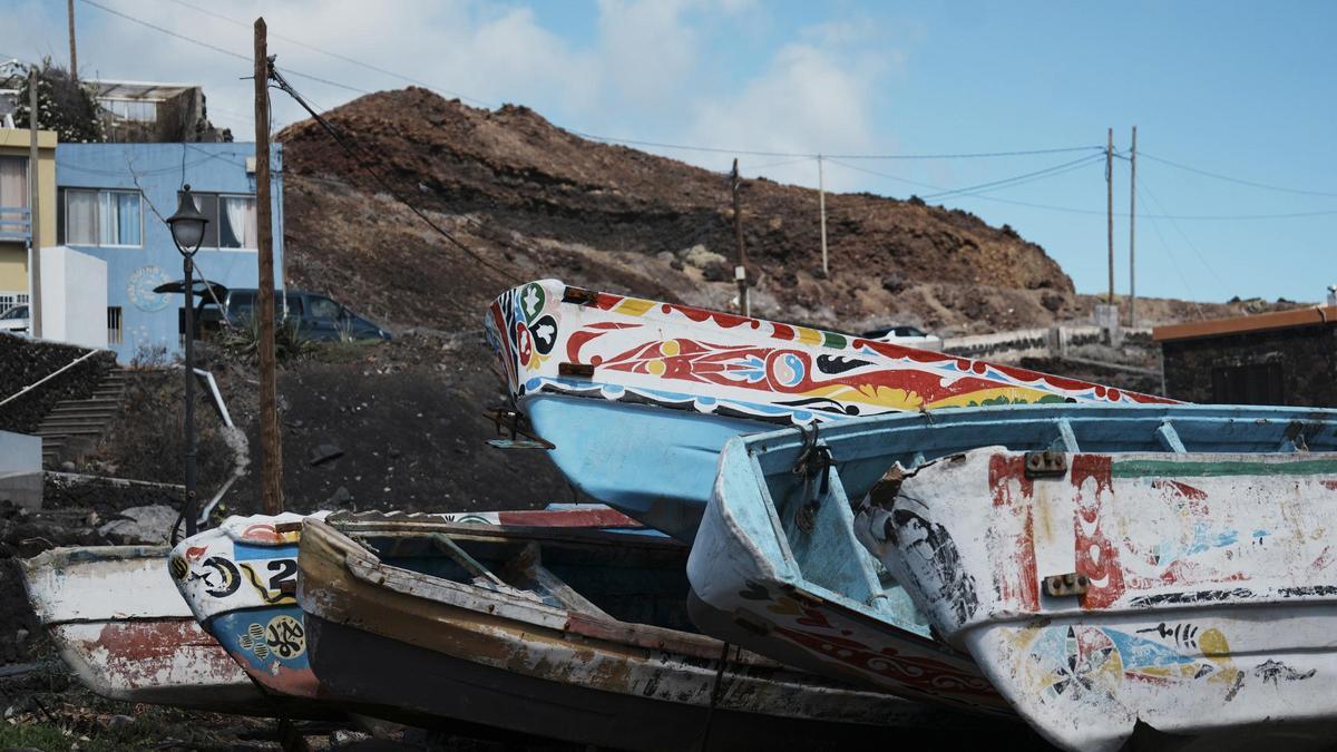 Varios cayucos encallados en los alrededores del Puerto de la Restinga, a 30 de octubre de 2023, en El Hierro, Santa Cruz de Tenerife