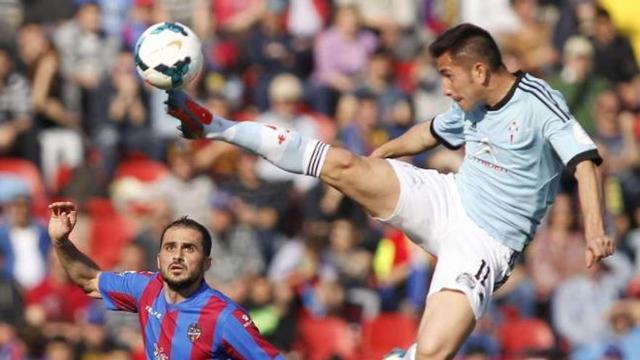 Charles salta para rematar un balón frente al defensa griego del Levante Loukas Vyntra en el choque jugado ayer en el Ciutat de Valencia. // Miguel Ángel Polo (Efe)