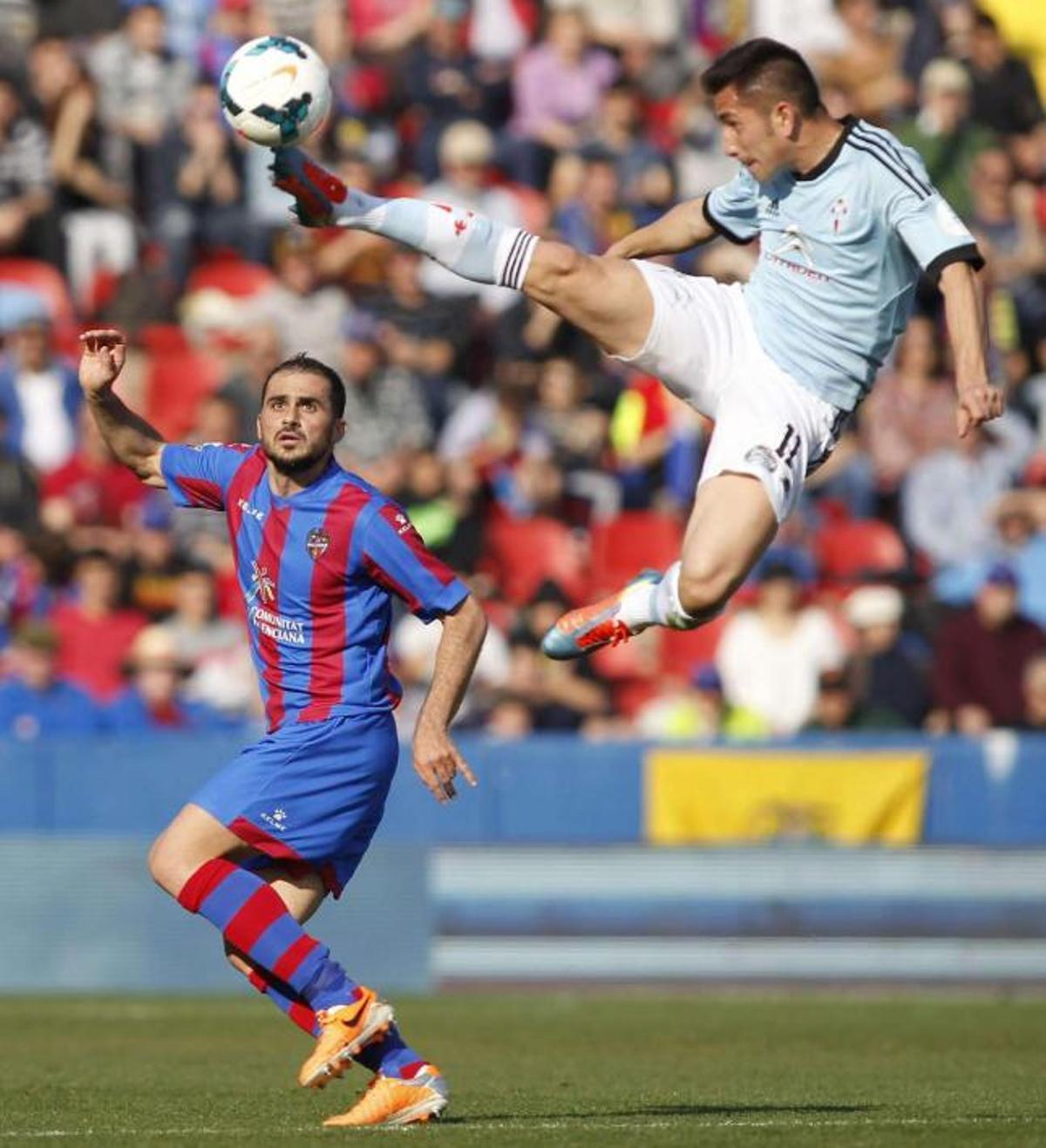 Charles salta para rematar un balón frente al defensa griego del Levante Loukas Vyntra en el choque jugado ayer en el Ciutat de Valencia. // Miguel Ángel Polo (Efe)