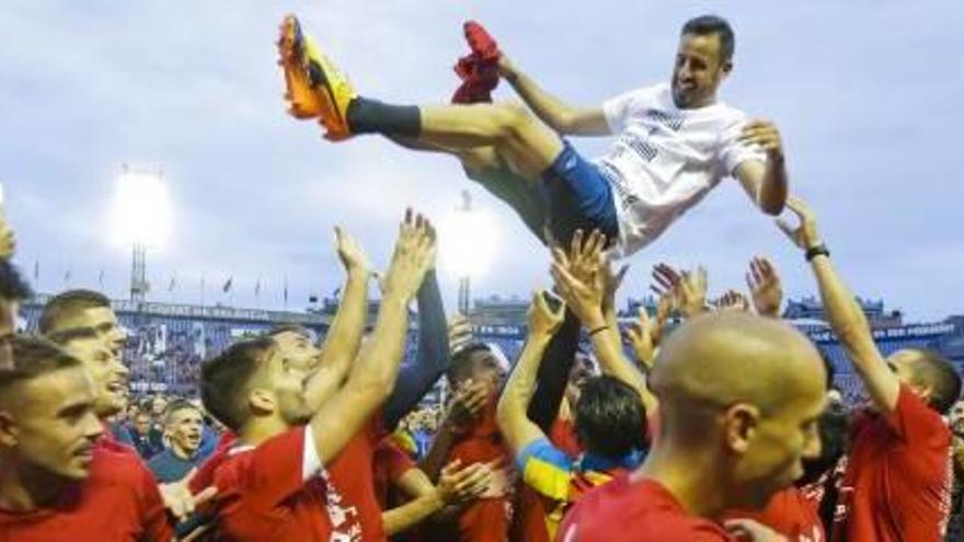 La plantilla mantea a Pedro López, capitán del equipo, en la celebración del ascenso.
