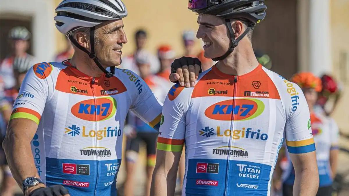 Miguel Indurain, junto a su hijo