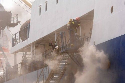 Incendio en el pesquero ruso Oleg Naydenov, atracado en el dique Reina Sofía