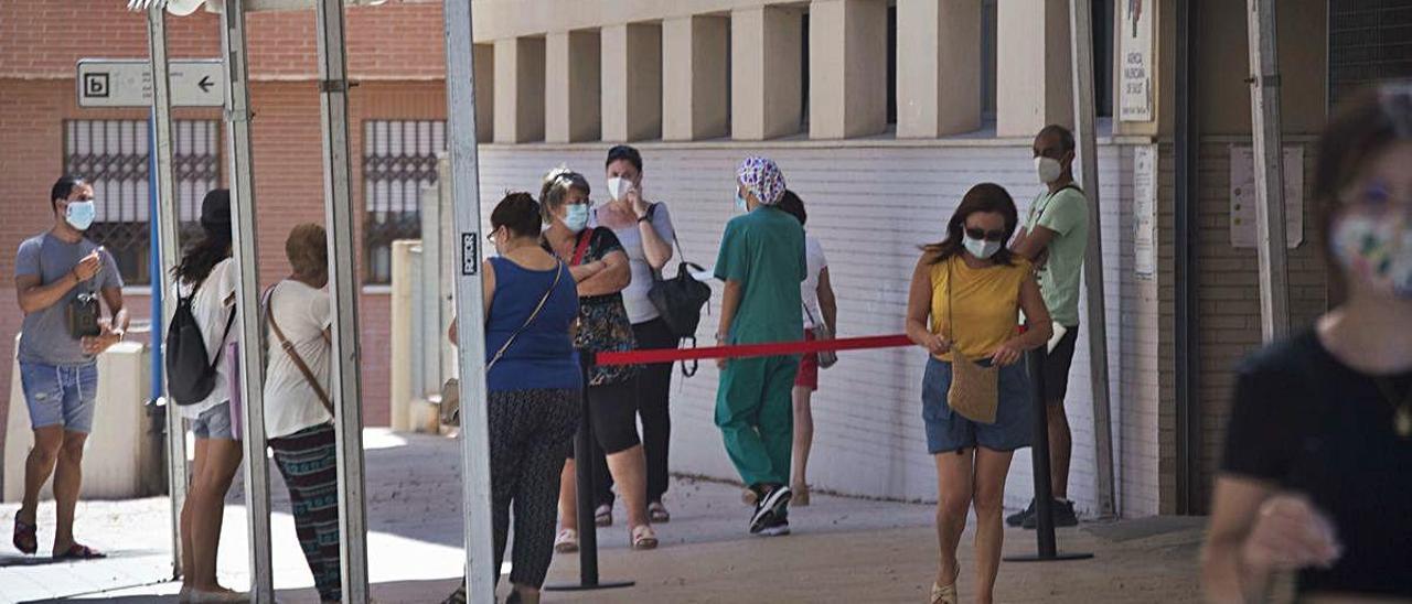 Una imagen del centro de salud de San Blas, en Alicante, con usuarios esperando atención bajo una carpa para evitar una insolación.