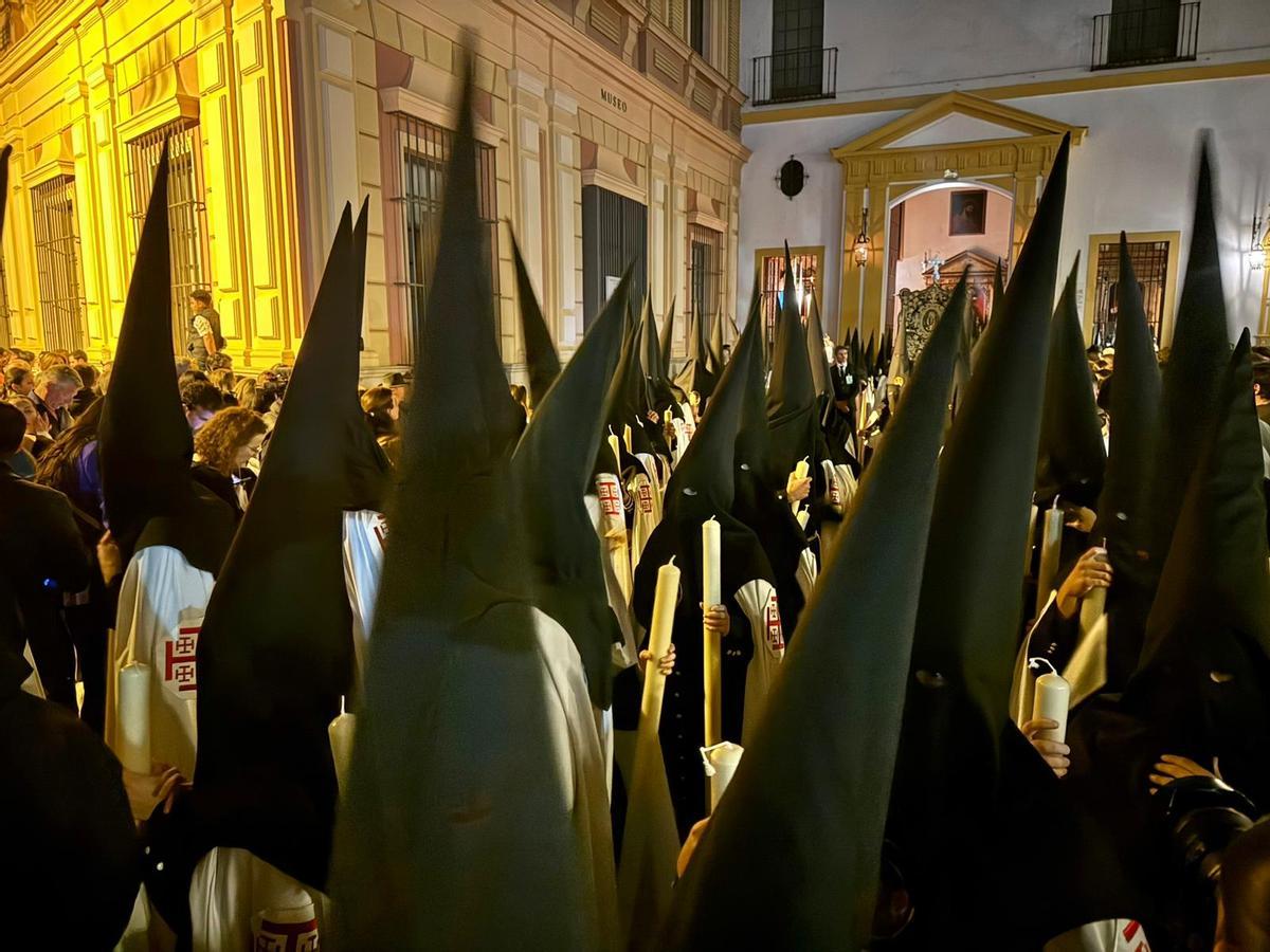 Los nazarenos del palio del Museo, a fila de a tres.