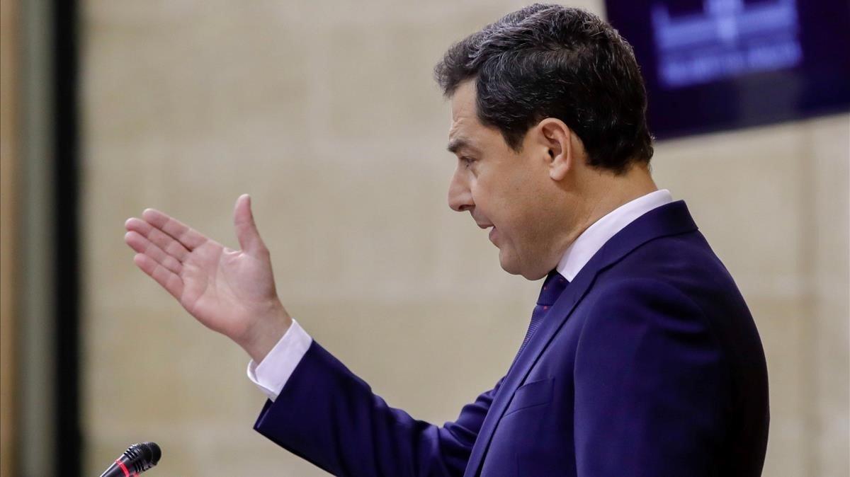 El presidente de la Junta de Andalucía, Juan Manuel Moreno Bonilla, durante el discurso de investidura en el parlamento regional.