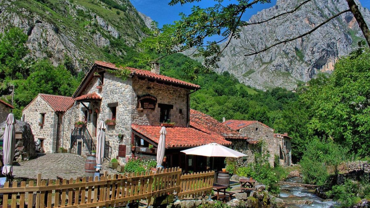 El encantador pueblo de Asturias que alberga las rutas de senderismo más impresionantes