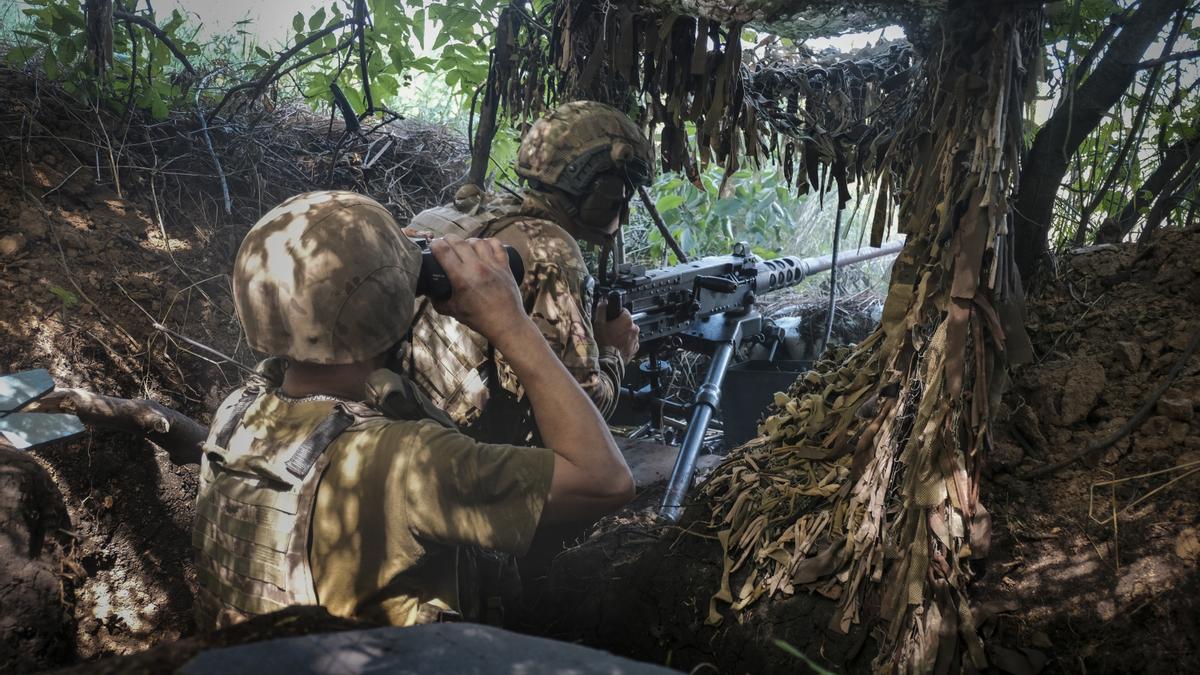 Soldados ucranianos abren fuego contra posiciones rusas en la localidad de Avdiivka