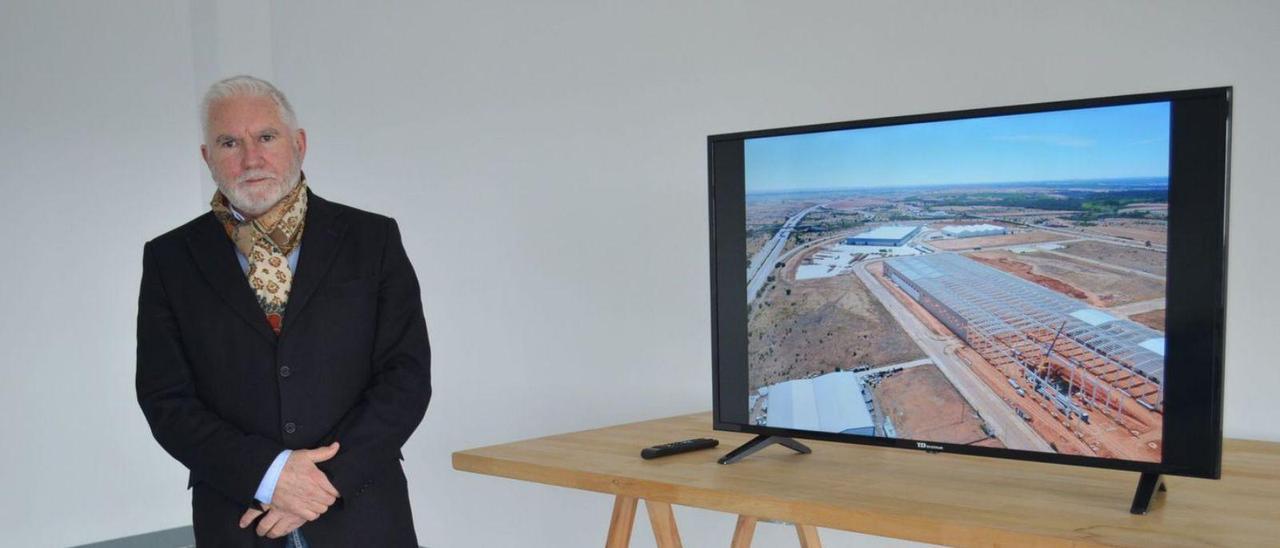 El presidente ejecutivo de LatemAluminium, Macario Fernández, en una visita a la planta de Villabrázaro. | E. P.