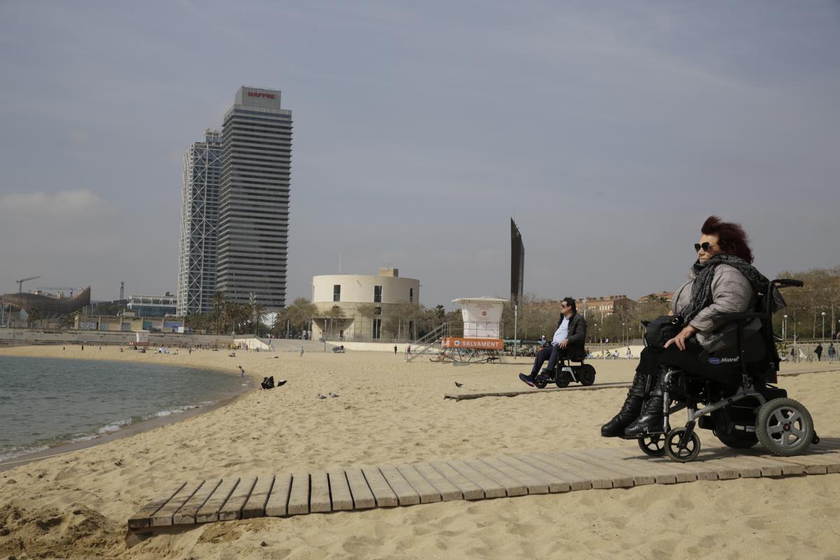Les persones amb discapacitat es queden sense platja a Barcelona durant almenys dos mesos
