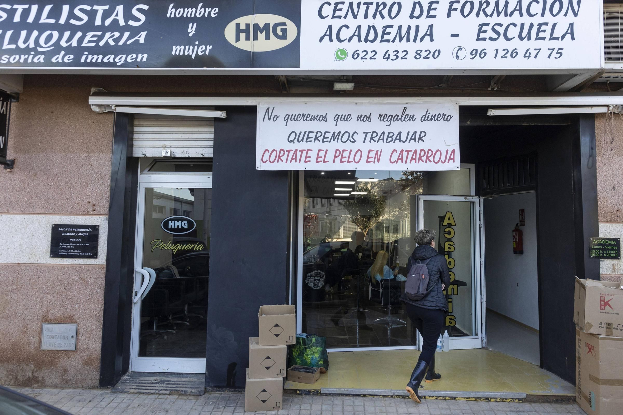 Una peluquería de Catarroja arrasada por la DANA, Estilistas HMG, reabre antes de un mes