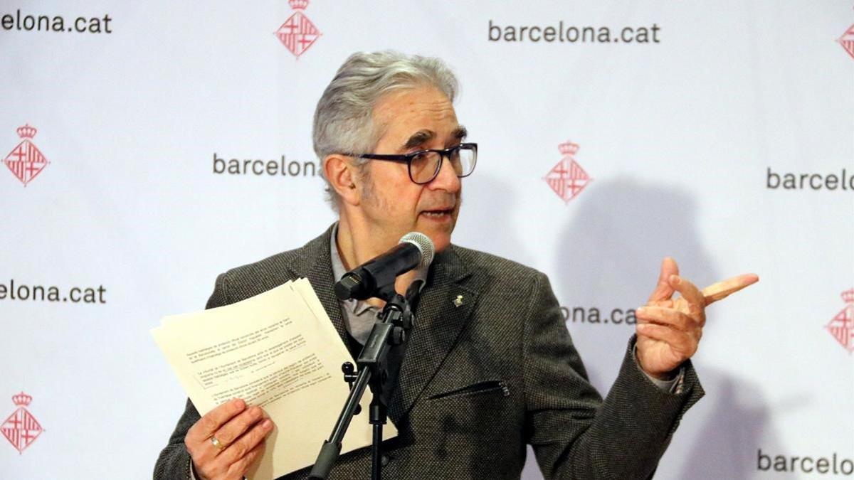 El concejal de vivienda de Barcelona, Josep Maria Montaner, anunciando los resultados de las inspecciones a pisos de protección oficial.