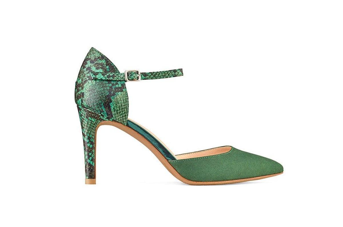 Zapatos de tacón en color verde con estampado de animal y pulsera de Rita Ora para Deichmann