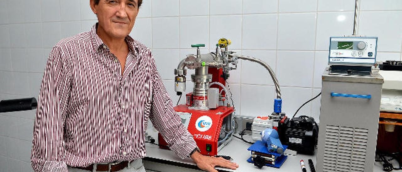 Javier Arístegui en un laboratorio del Instituto de Oceanografía y Cambio Global de la ULPGC en el Parque Científico Marino de Taliarte.