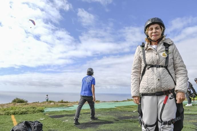 10-05-19 LAS PALMAS DE GRAN CANARIA. ZONA DE SALTOS PARAPENTE DE LOS GILES. LAS PALMAS DE GRAN CANARIA. Nardy Barrios en parapente.  Nardy Barrios se tira en parapente desde Los Giles junto a una persona que ganó un concurso. Fotos: Juan Castro  | 10/05/2019 | Fotógrafo: Juan Carlos Castro