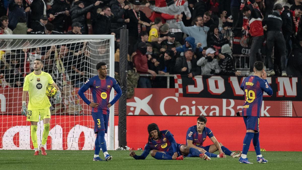 Los jugadores del Barça exhiben su descontento tras encajar el segundo gol ayer en Montilivi
