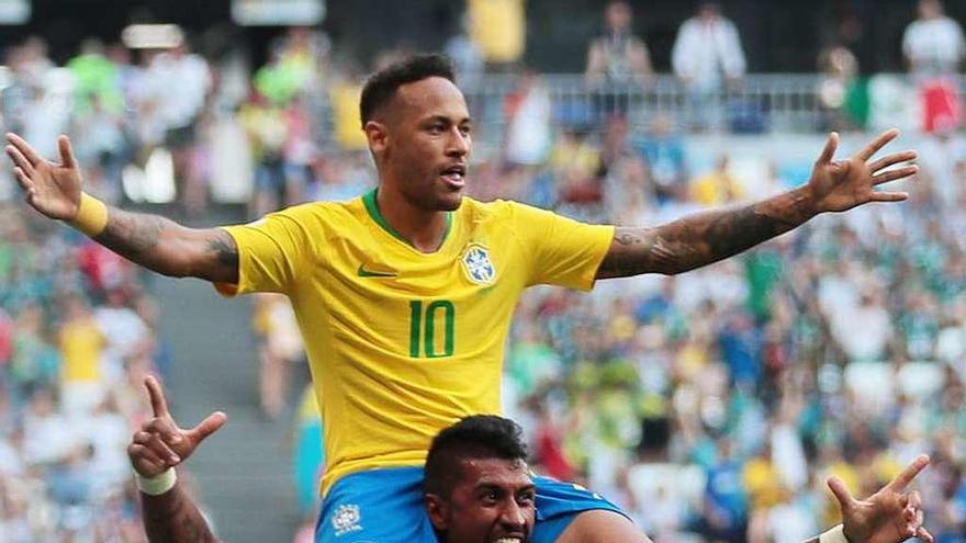 Paulinho levanta a Neymar tras el primer gol de Brasil. // Reuters