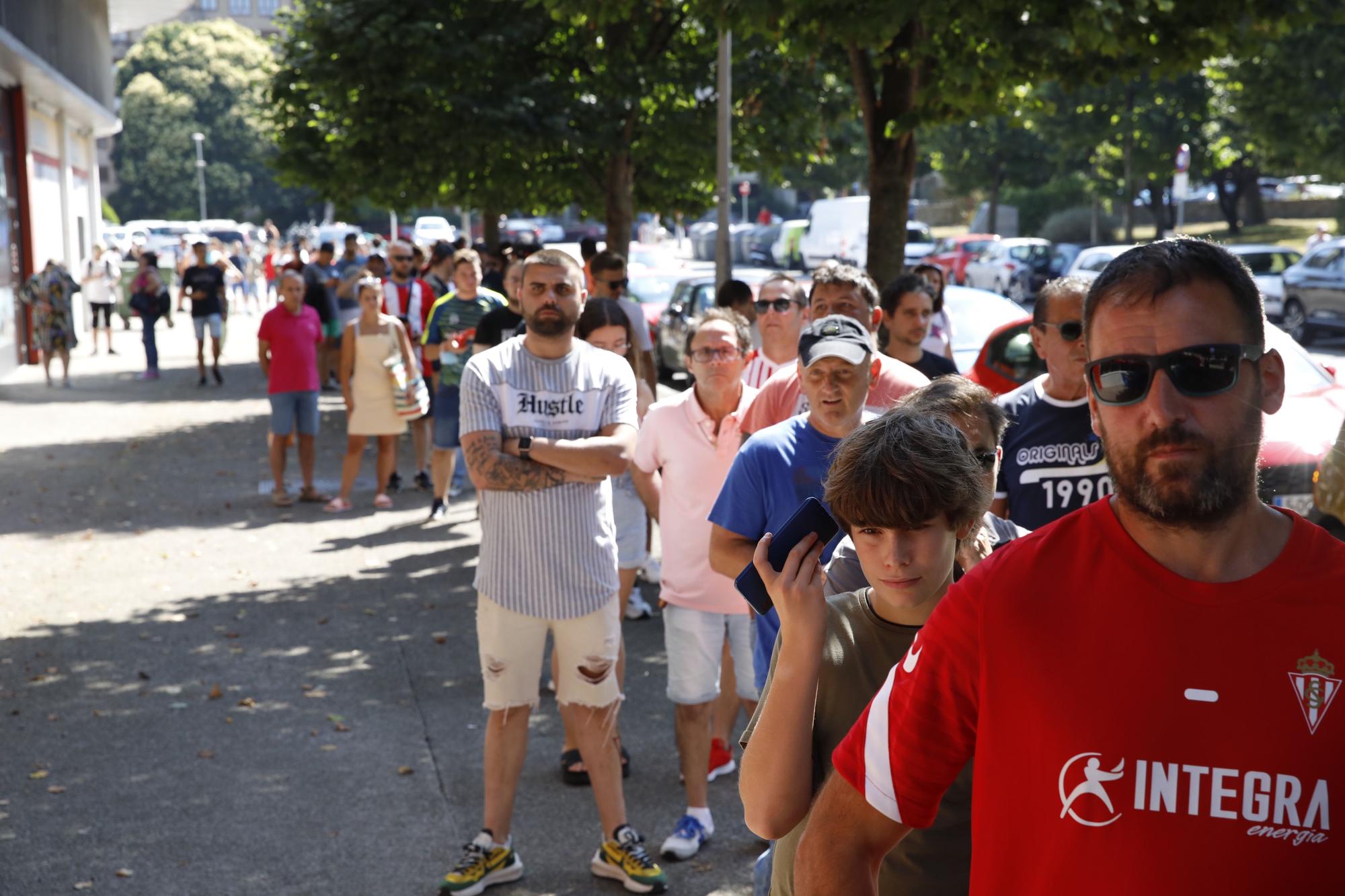 En imágenes: Largas colas para sacar entradas para el primer viaje del Sporting de Orlegi