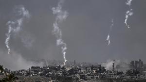 Fotografía tomada desde la ciudad de Sderot muestra cohetes lanzados por las tropas israelíes sobre el norte de la Franja de Gaza, este lunes.