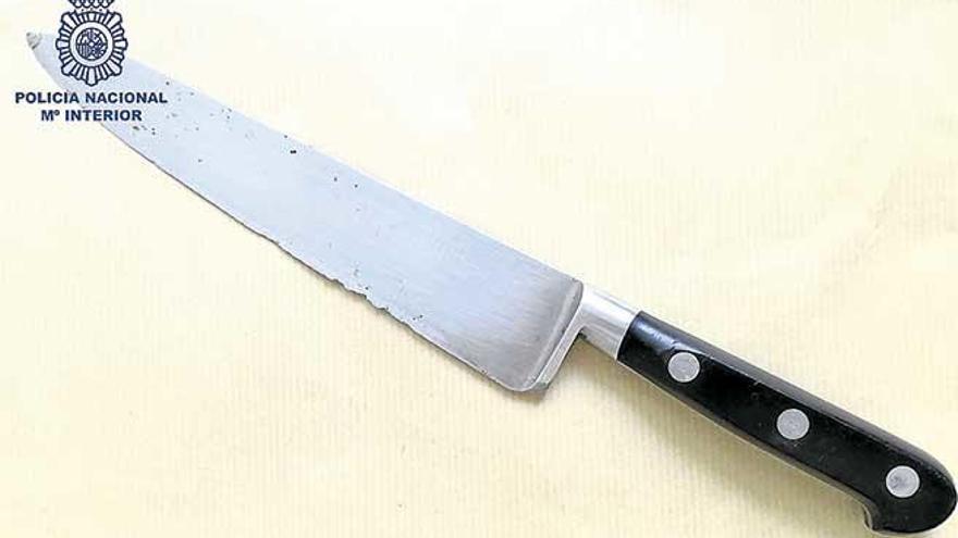 El cuchillo con el que el joven presuntamente amenazó a su padre.