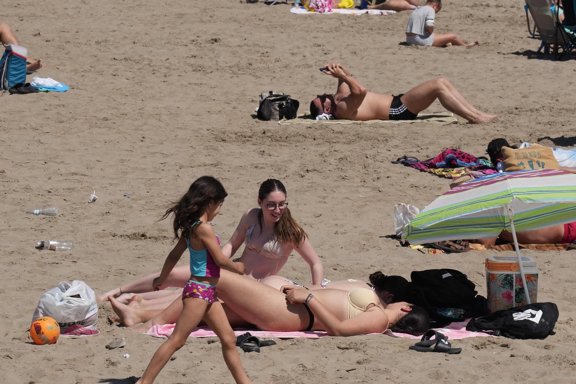 Galería de imágenes: Los castellonenses disfrutan de la playa en abril
