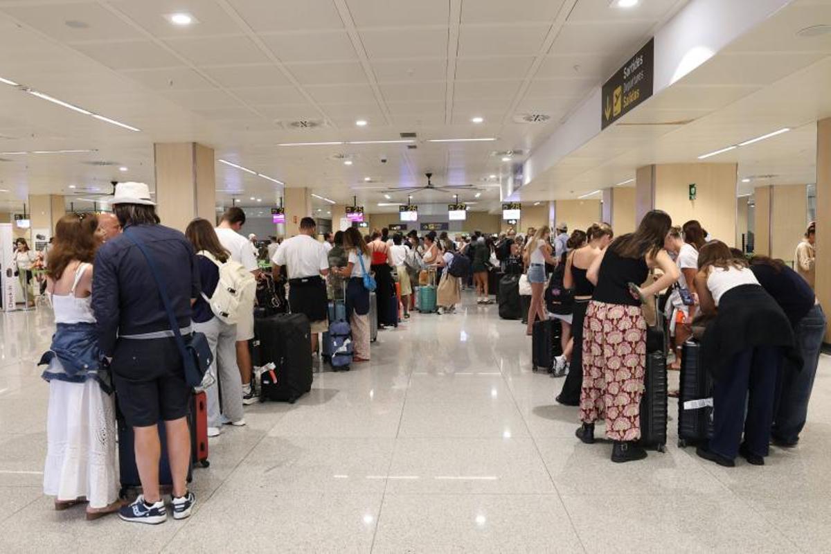 Aeropuerto de Ibiza: la solución de quien huye y el problema de quien llega