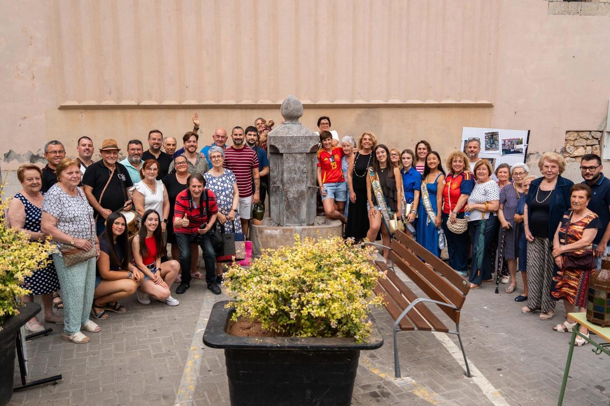 Alcalde, concejales y vecinos, junto a la fuente de la plaza de la Sangre, durante la exposición fotográfica para conmemorar el centenario de la llegada del agua potable a l’Alcora.