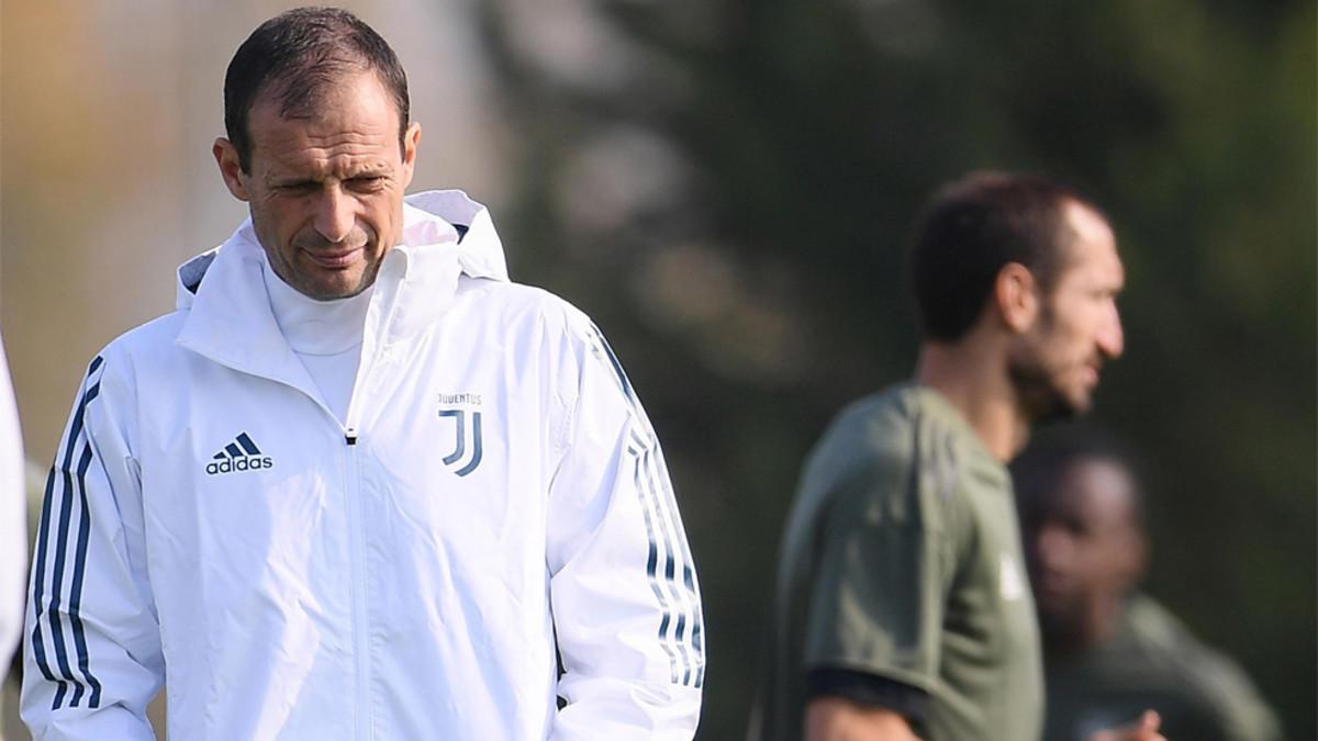 Massimiliano Allegri, con Chiellini al fondo, durante el entrenamiento de la Juventus previo al partido contra el Barça