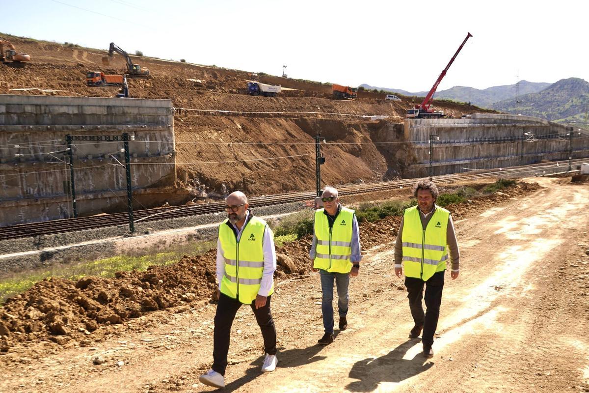 En Álora, el presidente de Adif, Pedro Marco de la Peña, visita los trabajos de recuperación de la línea de alta velocidad afectada por un desprendimiento de tierras a causa de la última borrasca