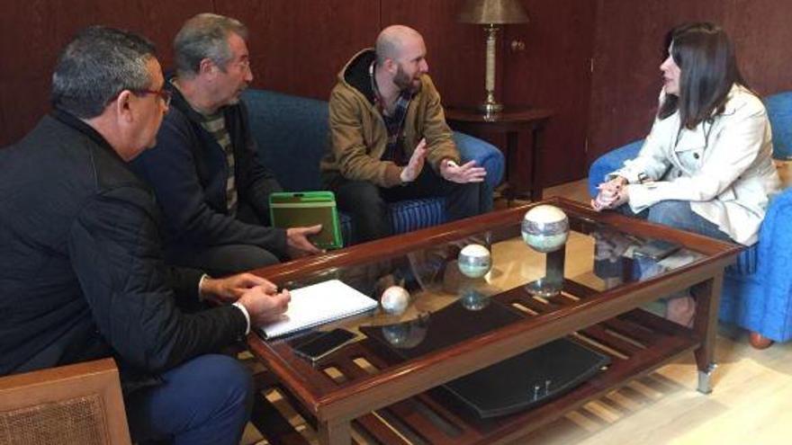 Carmelo Ramírez, gerente de Fomentas, Xavier Aparisi, coordinador del Plan Integral, Nhuacet Guerra y Carmen Hernández, durante la reunión