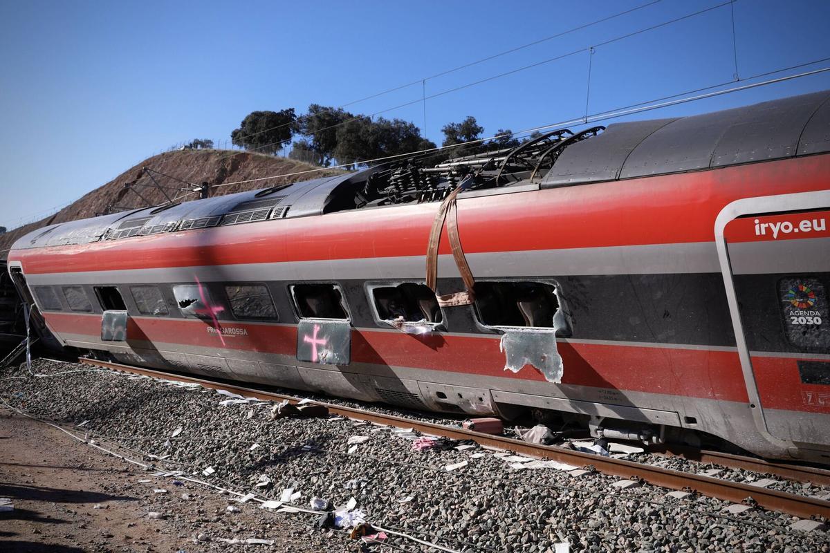 Estado en que quedó uno de los vagones del Iryo descarrilados en Adamuz.
