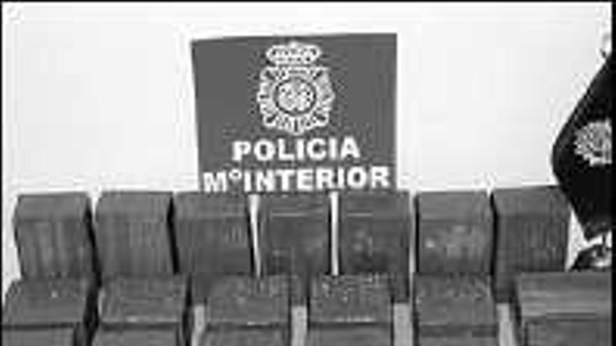 El material intervenido al vigués detenido.