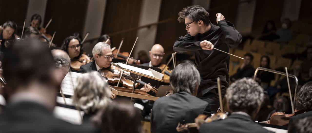 Peltokoski dirigiendo la Orquestra de València.