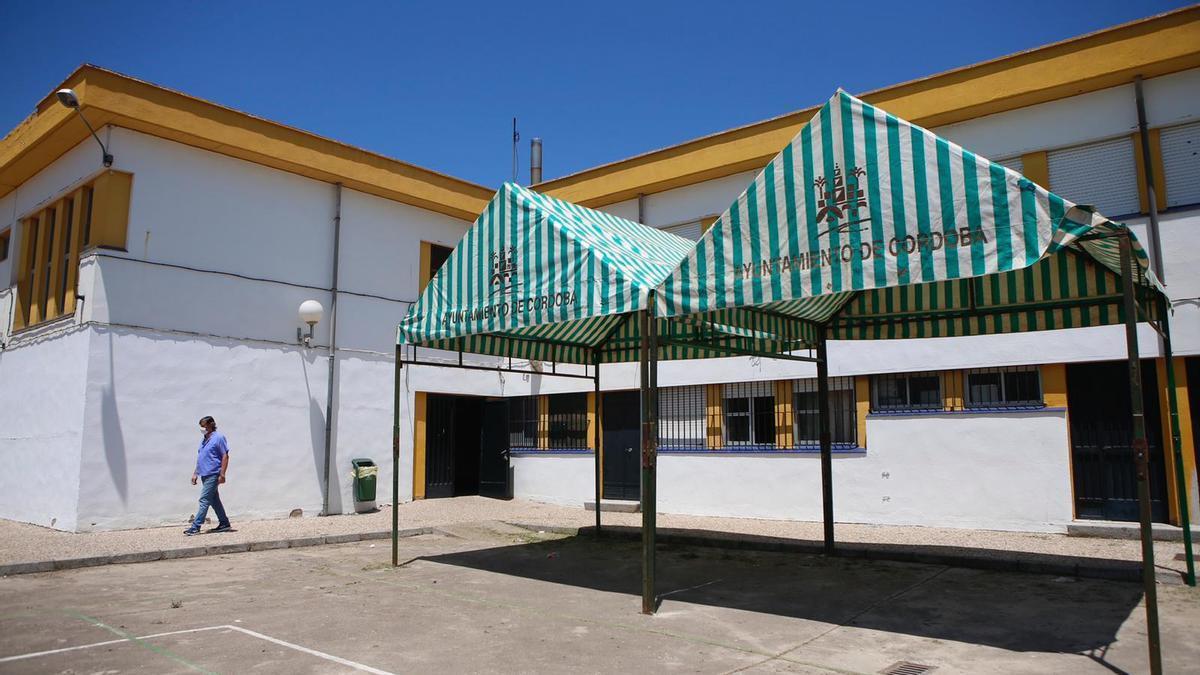 Carpa instalada en el patio del colegio Gloria Fuertes en un anterior curso.