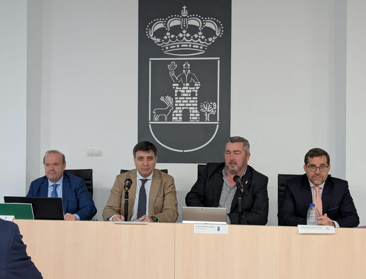 Presentación del plan de actuación de Minera Los Frailes presidida por Jesús Portillo, director general de Minas; Cristóbal Sánchez, viceconsejero de Industria, Energía y Minas; Juan José Fernández, alcalde de Aznalcóllar y José Javier Alonso, secretario general de Industria y Minas.