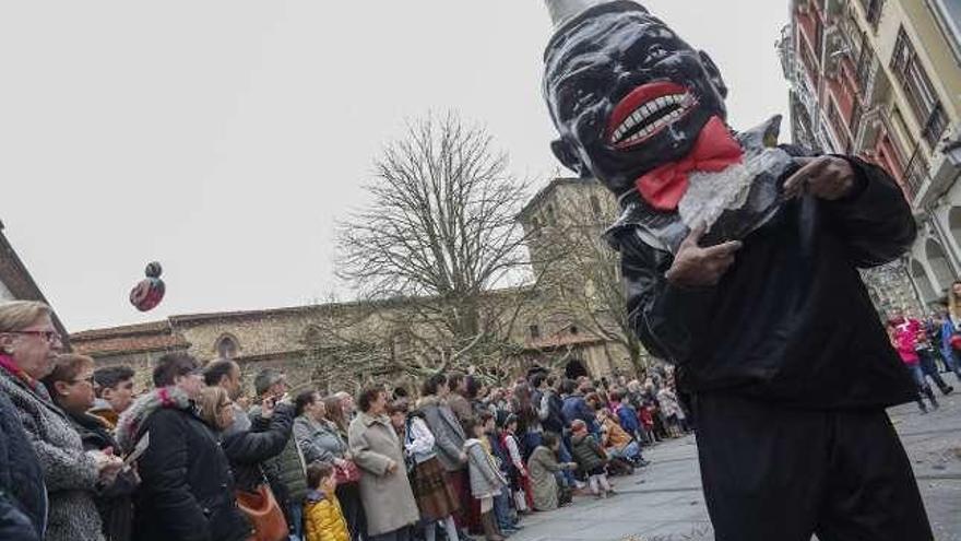 La Asociación de Vecinos &quot;Marcos del Torniello&quot;, con su homenaje a Los Canapés. A la derecha, la Banda de Música de Avilés, en la plaza de España.