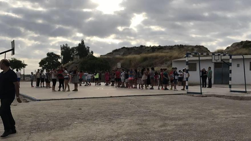 Los alumnos del colegio José Alcolea de Archena en el centro del patio durante la evacuación .