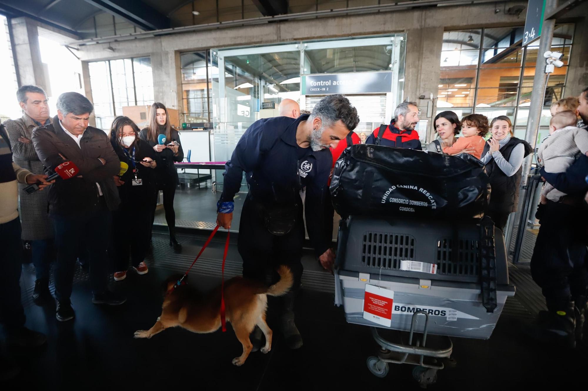 Familia y compañeros reciben con aplausos a los bomberos desplegados en Turquía